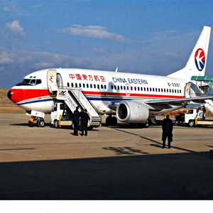 信阳明港空运航空快运业稳步发展的原因是什么？